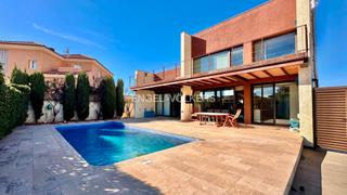 Chalet  Carrer de costa rica 15. Elegancia, luz y privacidad en costa zéfir con jardín y piscina