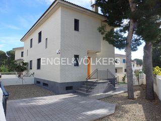 Casa aparellada  Carrer de la magnòlia. Precioso chalet pareado en pino alto - miami platja