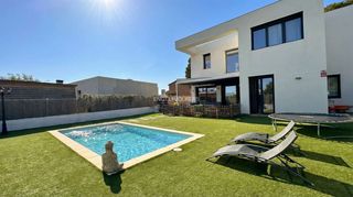 Casa aparellada a Calle saurí 17. Moderna casa unifamiliar en tres cales (l’ametlla de mar