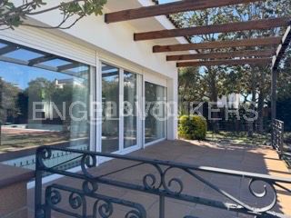 Foto 01bb1d5d-925e-4967-8f60-5dfd7b8dc6e4. Casa en carrer isidre nonell 7 exclusiva villa en vilafortuny - 1500m² de jardín y todo el confort en una sola planta en Cambrils