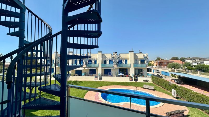 Foto 484fe1f1-4726-4d6d-a3dc-7840a082a932. Casa adossada a avinguda rafael de llao 1 a Ampolla (L´)