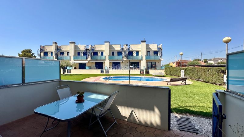Foto 74eb0d30-6cdd-42fd-b3e6-203cde9881d2. Casa adossada a avinguda rafael de llao 1 a Ampolla (L´)