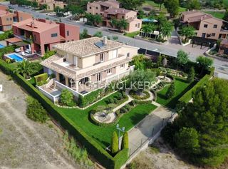 Chalet en Carrer de les rabassades 11. Casa con excelente ubicación y gran jardín en bonmont
