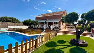Casa  Carrer montsant 1. Amplio chalet familiar esquinero con piscina, cocina de 22 m² y
