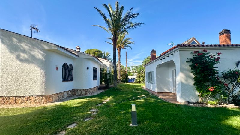Foto 40e05437-5827-4823-afeb-718880d6ae3f. Casa amb aparcament piscina a Centre Miami Platja