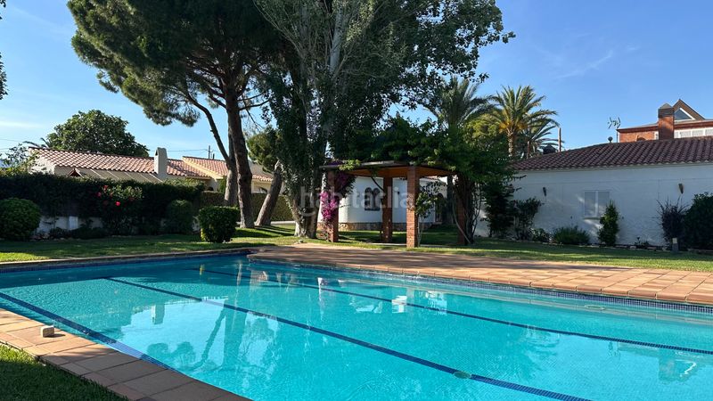 Foto a4d900ca-dd92-4049-82c6-c81c99a48e19. Casa amb aparcament piscina a Centre Miami Platja