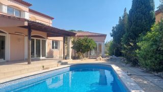Chalet  Carrer d'en pere antoni torres i jordi 5. Gran casa con dos viviendas unifamiliares adosadas con vistas al