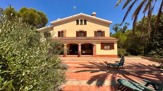 Casa  Carrer pau casals 8. Gran propiedad con vistas y estilo de vida mediterráneo