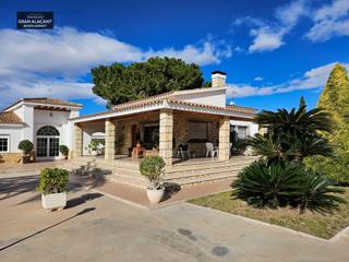 Xalet  Camino camí de montfort. Maitino  chalet en una amplia parcela con piscina privada y vivi