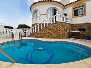 Chalet in Monte y Mar. Monte y mar bajo  chalet con 4 habitaciones y piscina privada !