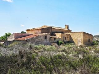 Xalet en Ferriol 1094. Hermoso chalet  del ao 1900 con 55.000 m2 de parcela con gran p