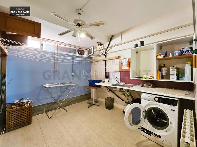 Foto 089158f7-61a0-4c2b-b00f-cf853b4bd490. Casa adosado con sótano en zona céntrica con servicios en Santa Pola