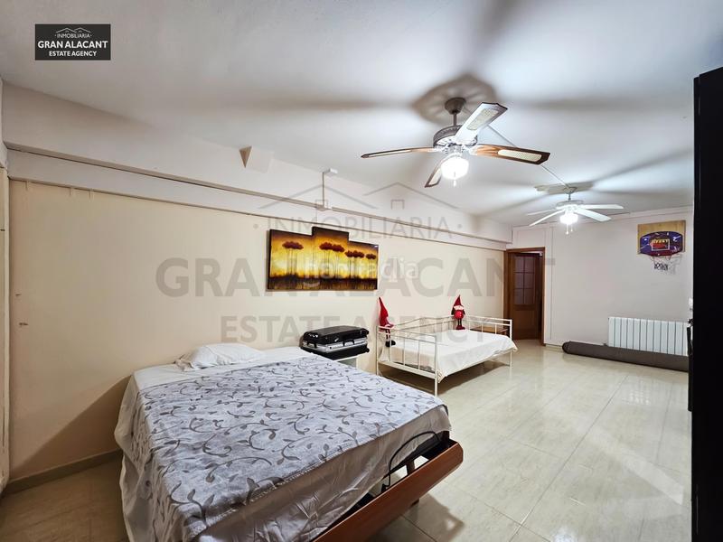 Foto 0b36e76b-7b14-4ddd-a1e2-c81aad5563f5. Casa adosado con sótano en zona céntrica con servicios en Santa Pola