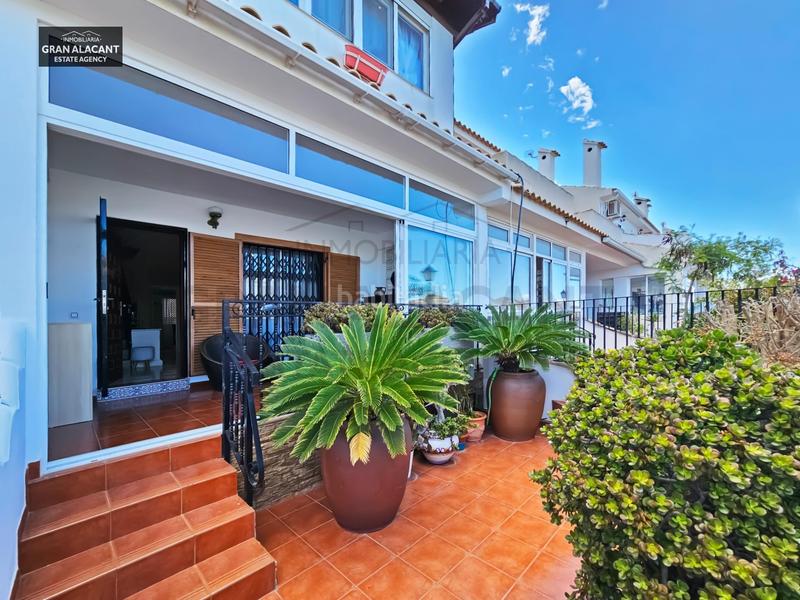 Foto 0c43ef4e-ad29-405e-9819-ae8fcff3beaf. Casa adosado con sótano en zona céntrica con servicios en Santa Pola