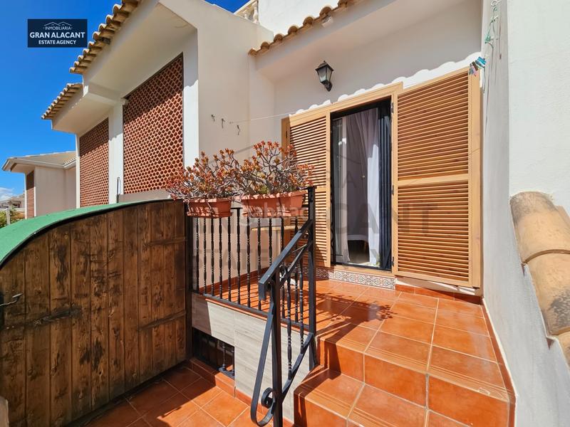 Foto 54226b79-4695-47cb-ac95-97d4455e05c3. Casa adosado con sótano en zona céntrica con servicios en Santa Pola