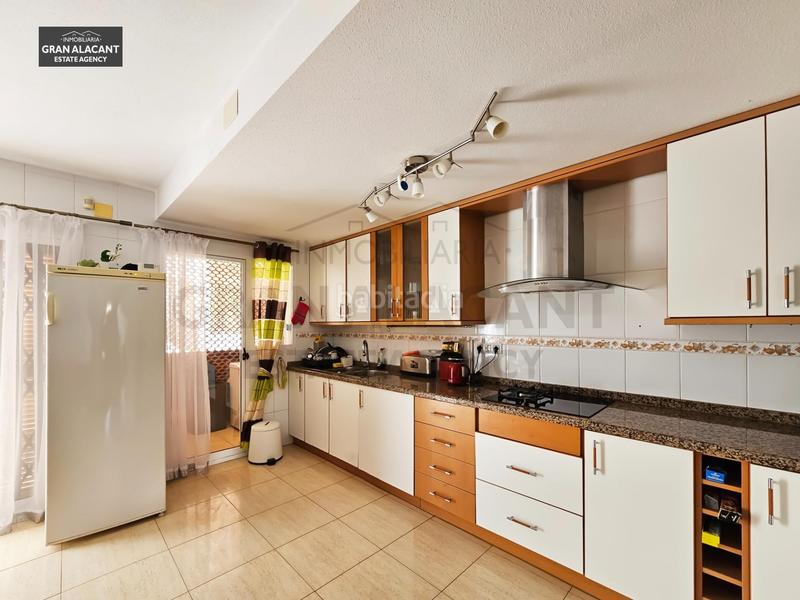 Foto 54363e20-9504-49b1-b809-e77c4752a26d. Casa adosado con sótano en zona céntrica con servicios en Santa Pola