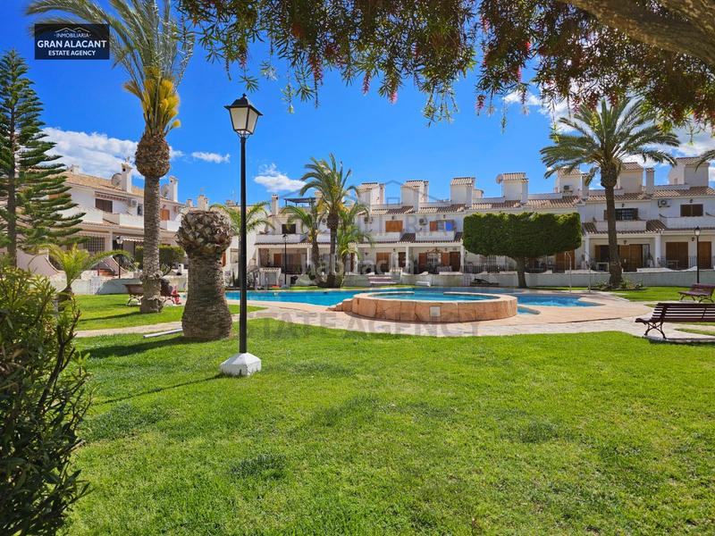 Foto 5b63adcf-aa99-461e-924a-f25c2e080a95. Casa adosado con sótano en zona céntrica con servicios en Santa Pola