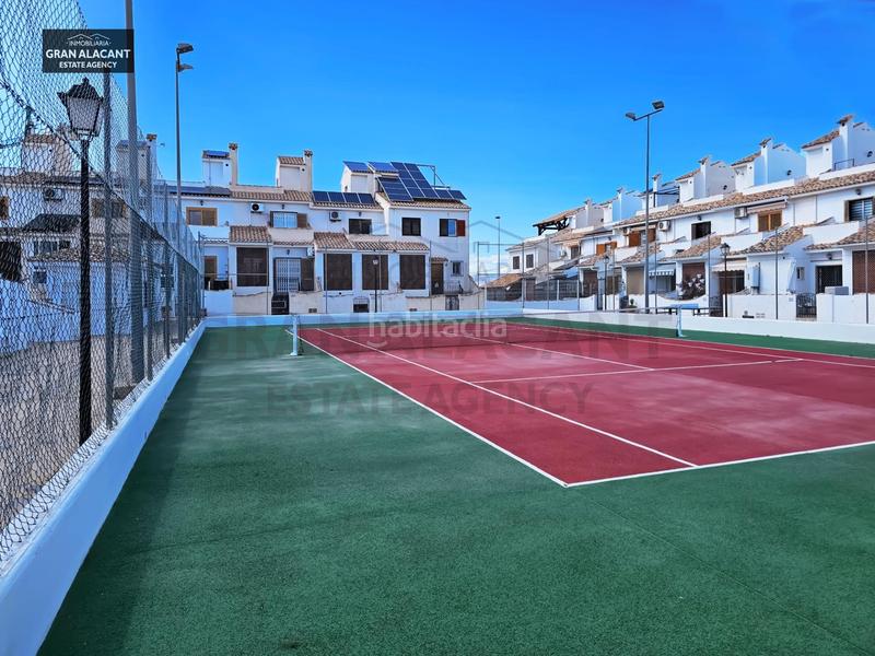 Foto 6637dda1-4b26-4908-8b12-7398f5eb55a5. Casa adosado con sótano en zona céntrica con servicios en Santa Pola