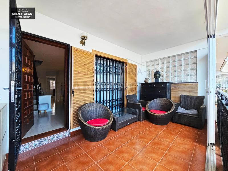 Foto 6fb0853e-7582-461d-a2a9-ef9a86c5cd0c. Casa adosado con sótano en zona céntrica con servicios en Santa Pola
