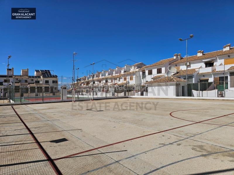 Foto a5a02c65-13d1-41d4-8cb2-b17a2b044015. Casa adosado con sótano en zona céntrica con servicios en Santa Pola