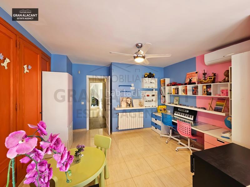 Foto a5f639ce-1a35-4209-9ede-509309992c24. Casa adosado con sótano en zona céntrica con servicios en Santa Pola