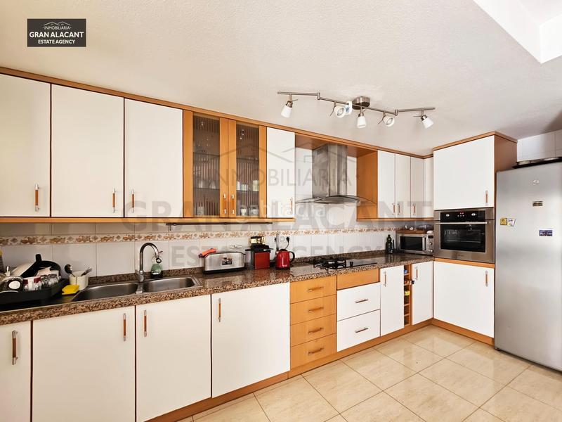 Foto c245adfb-8c84-4adf-8135-96914403b491. Casa adosado con sótano en zona céntrica con servicios en Santa Pola