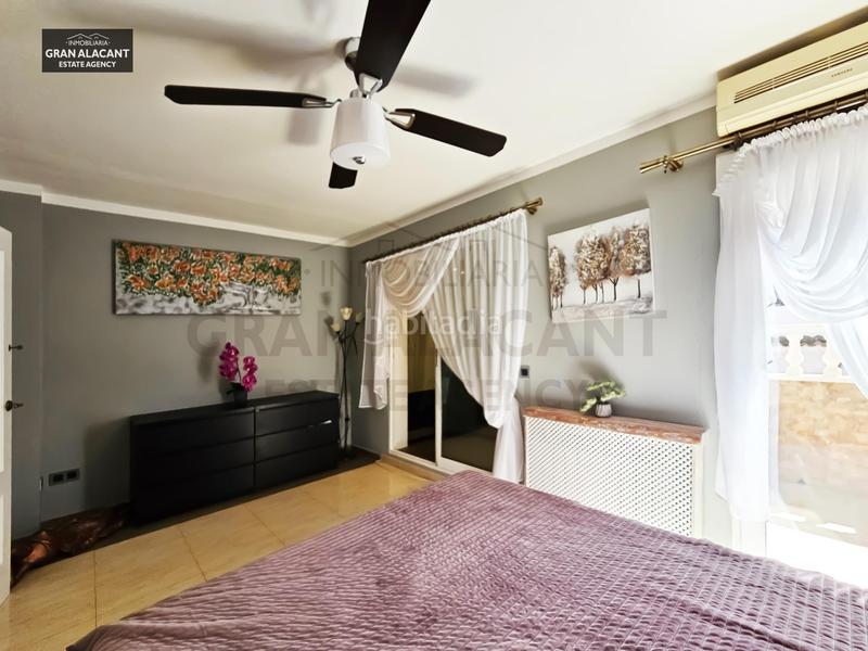 Foto c6d85eb8-daad-4500-a240-b9090a1265e7. Casa adosado con sótano en zona céntrica con servicios en Santa Pola