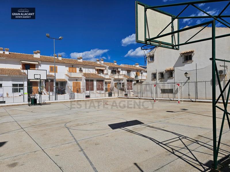Foto c8176e7d-eb2d-4327-9325-ec9a0aa2146e. Casa adosado con sótano en zona céntrica con servicios en Santa Pola