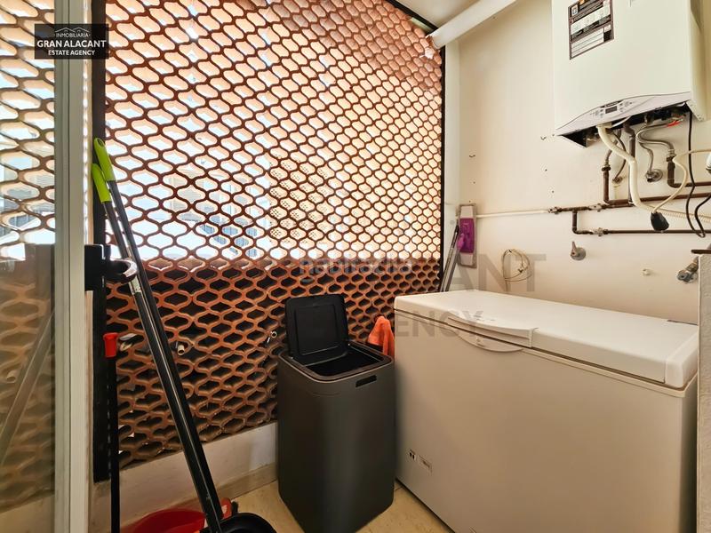 Foto c9d95764-aeef-45ef-a2bc-d4afdbbecf2d. Casa adosado con sótano en zona céntrica con servicios en Santa Pola