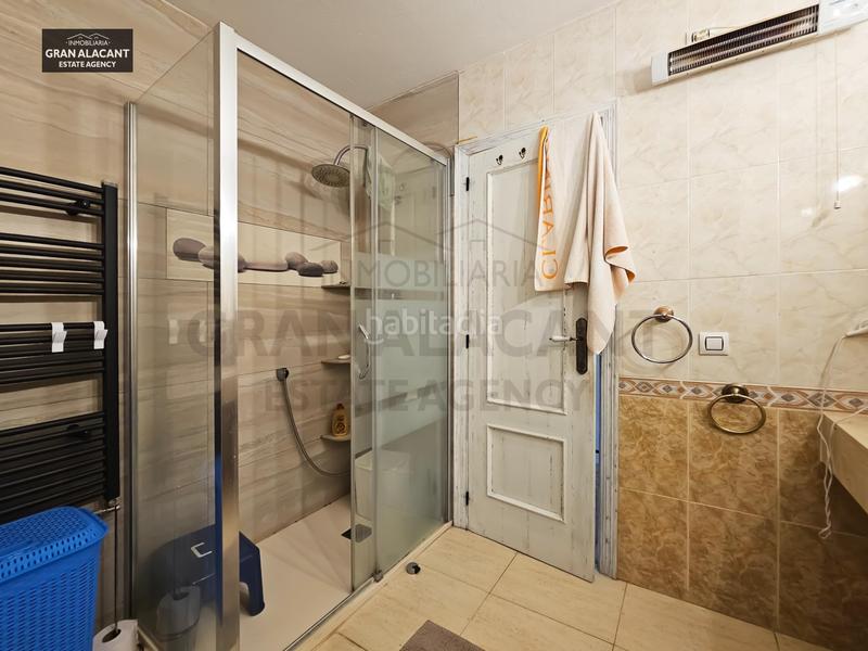 Foto d7a8aacc-9477-4df0-9961-250a823f6a90. Casa adosado con sótano en zona céntrica con servicios en Santa Pola