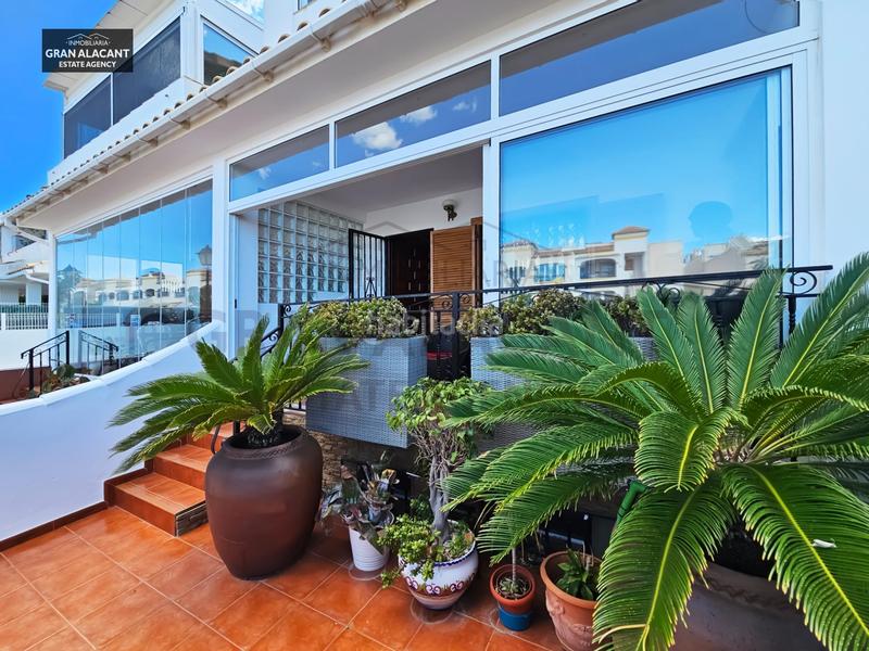 Foto ef55ae5f-3926-425c-b16c-d8a8cee5975b. Casa adosado con sótano en zona céntrica con servicios en Santa Pola