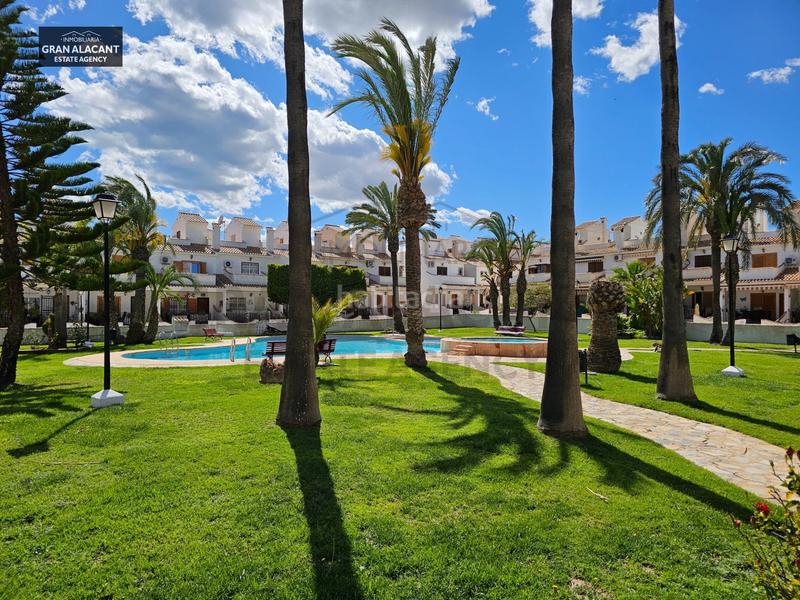 Foto f604abc6-d8ba-46e9-9d3a-e4fc09afb350. Casa adosado con sótano en zona céntrica con servicios en Santa Pola