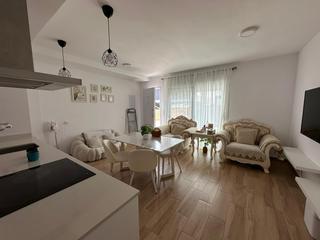 Rent House  Calle chipre. Bajo de 2 dormitorios con opción a 3 dormitorio  gran alacant