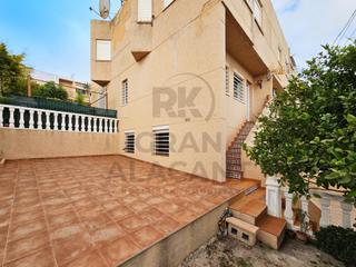 House in Panorama-Sierramar. Luminoso bungalow con vistas al mar, con departamento independie