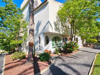 Casa  Avenida carabasi del. Costa hispania  bungalow en esquina con 3 dormitorios y plaza de