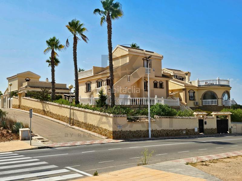Foto 5114b7cf-e814-43e5-9c48-c2ace8f13377. Chalet Monte y Mar bajo chalet independiente con piscina cerca del mar ! en Santa Pola