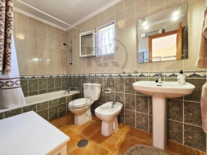 Foto a85a2fa5-179a-46db-98b2-f40737e1976e. Chalet Monte y Mar bajo chalet independiente con piscina cerca del mar ! en Santa Pola
