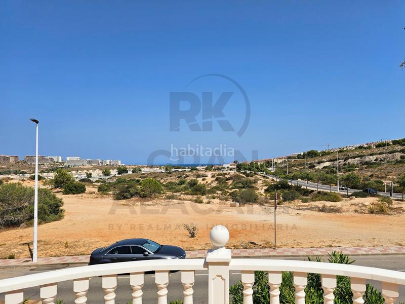 Foto bc1a7567-9cb3-4e9b-822f-b4e3b5a67e04. Chalet Monte y Mar bajo chalet independiente con piscina cerca del mar ! en Santa Pola