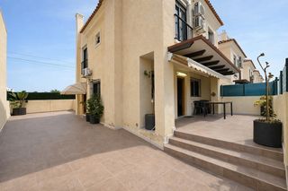 Casa en Escandinavia 41. Chalet independiente en urbanización de primera línea