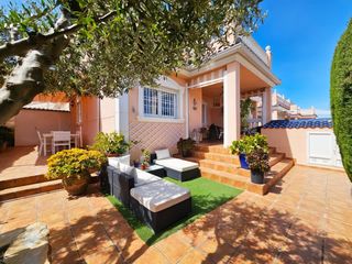 House in Noruega 225. Mediterraneo  luminoso chalet en esquina con jardín junto a la p