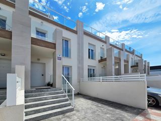 Casa  Creta. Vivienda moderna con solárium y semisótano en gran alacant