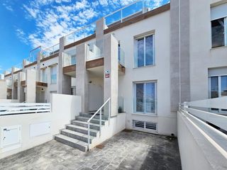 Maison  Creta. Vivienda moderna con solárium y semisótano en gran alacant