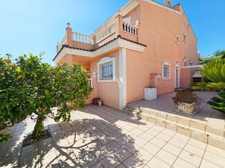 Casa pareada  Noruega. Bungalow en esquina con gran jardín, vistas al clot de galvany y