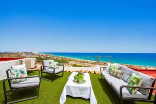 Casa in Panorama-Sierramar. Oportunidad de inversión con vistas frontales al mar en gran ala