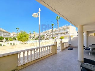 Planta baixa  Avenida escandinavia. Planta baja con tres dormitorios y frente a la piscina de una de