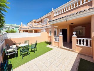 Casa  Carabasi del 7. Bungalow de 2 plantas con terraza frente a la piscina en mediter