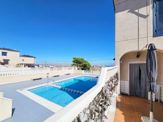 Casa a Panorama-Sierramar. Vivienda semi reformada con orientación sur, terraza y piscina c