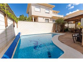 Casa  Médico federico martínez pérez. Exclusiva vivienda con sotano de ensueño y piscina climatizada.