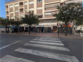 Geschäftsraum in Avenida reina victoria 5. Local en venta en elda