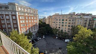 Pis  Carrer de còrsega. Piso con balcón grande a chaflán y orientación este.